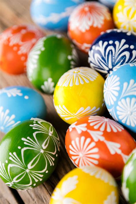 复活节彩蛋图片-绿色桌上的彩绘复活节蛋篮素材-高清图片-摄影照片-寻图免费打包下载