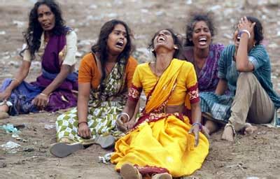 组图：印度妇女抱着海啸中遇难孩子尸体悲恸欲绝_新闻中心_新浪网