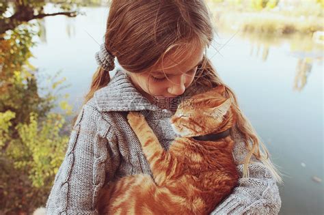 一个十几岁的女孩与一只宠物猫特写的肖像高清图片下载-正版图片505150026-摄图网