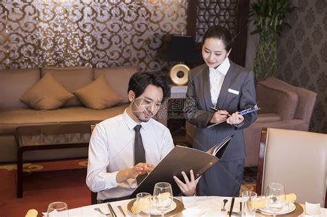酒店服务餐厅服务员给外国客人上菜高清图片下载-正版图片501417237-摄图网
