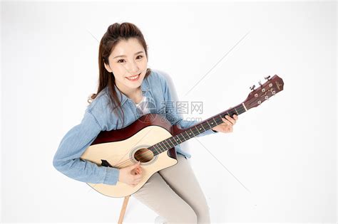 女生弹吉他图片