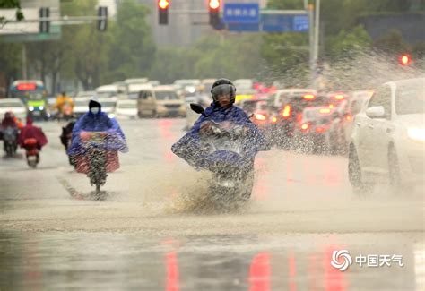 江西强对流天气频发 南昌道路积水影响出行-图片频道