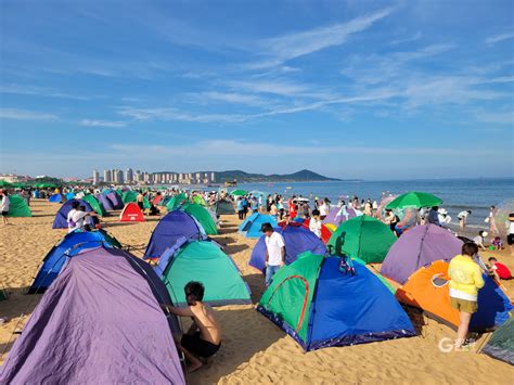 五彩斑斓！山东青岛金沙滩成了“露营基地”-新华网