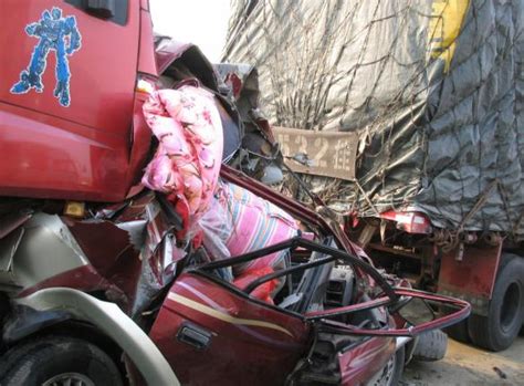 南北高速南宁往钦州发生特大事故 5人当场死亡|车祸|货车|事故_新浪新闻