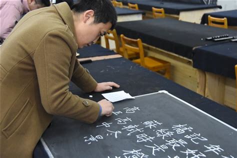 数学与统计学院开展师范生粉笔字比赛