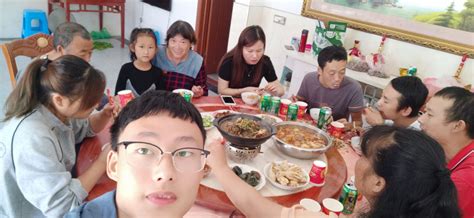 幸福家庭过年吃团圆饭高清摄影大图-千库网