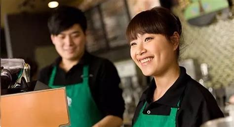 星巴克中国宣布全职员工将享 14 薪，称「在整个中国餐饮零售行业尚属罕见」，餐饮零售行业薪资水平如何？
