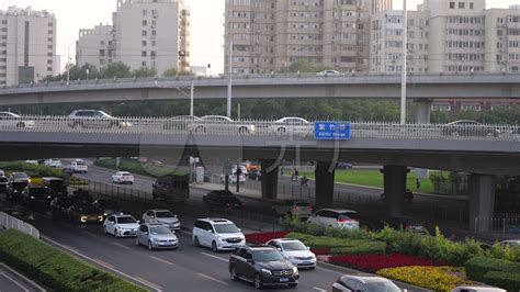 中国第一个全向十字路口亮相北京 行人可直接斜穿马路