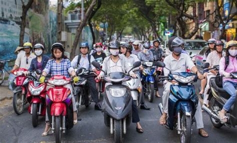 越南年轻人：开网约摩托车比进厂香多了
