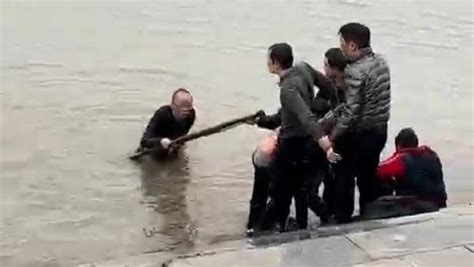 两名男孩河边玩耍不慎跌入水中，三名好心人接力救援_手机新浪网