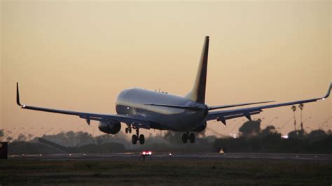 美国航空公司空客A321在日落时分降落在洛杉矶国际机场。—高清视频下载、购买_视觉中国视频素材中心