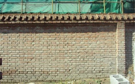 用什么砌围墙成本低，红砖还是水泥空心砖？-空心砖与红砖砌24围墙哪个材料的成本低