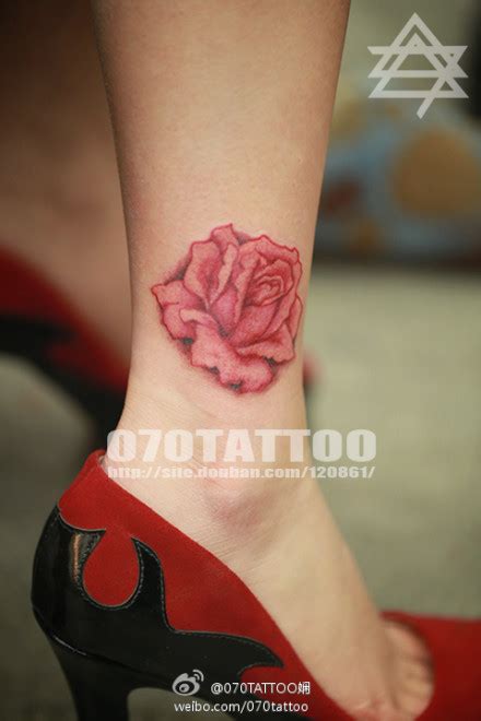 美女大腿处唯美潮流的彩色玫瑰花纹身图案