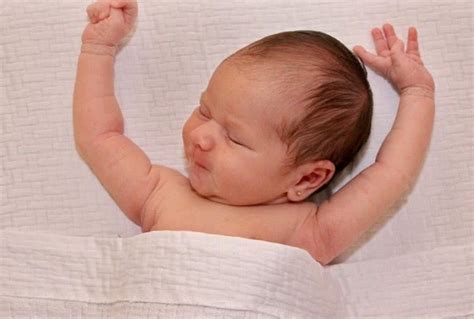 婴儿举着手看（宝宝）-幼儿百科-魔术铺