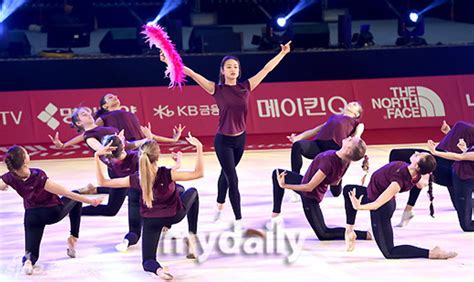 韩国孙妍在艺术体操个人全能摘铜，绽放天使般笑容-东方体育-东方网
