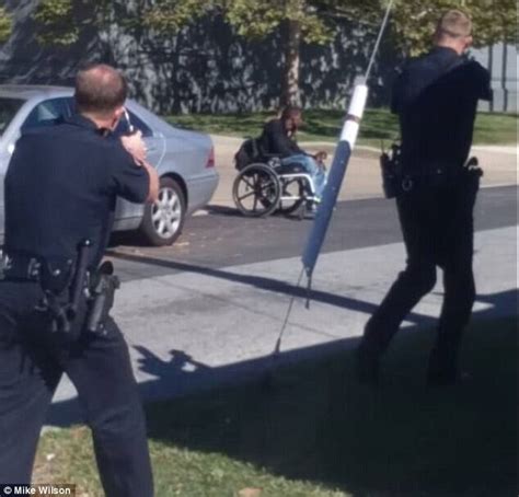 美国4名警察开枪打死坐轮椅黑人男子_手机凤凰网