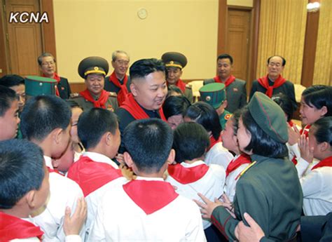 朝鲜少年团第九次代表大会参加者观看青年中央文艺宣传队演出