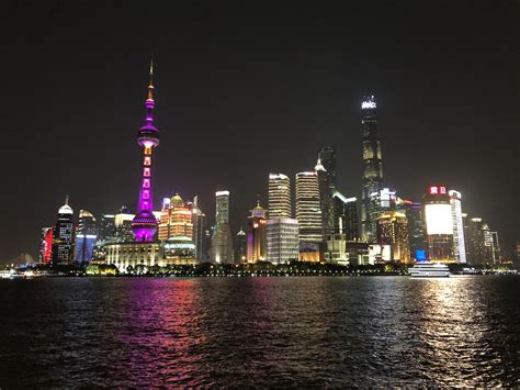 视觉 _ 国庆前夜，站在外滩眺望灯光映衬下的上海