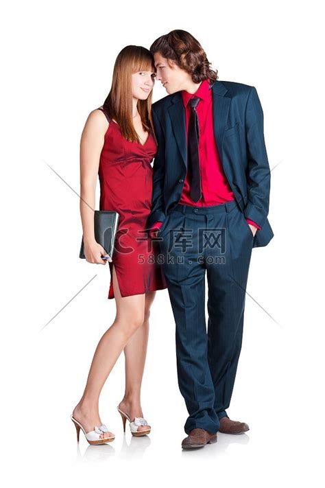 同事之间的办公室恋情;穿着红衣服拿着笔记本的女人;男人看着白色背景下的女人高清摄影大图-千库网