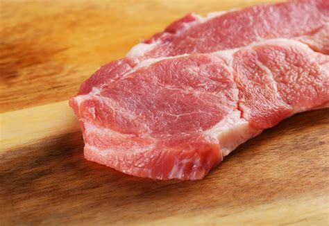 国家第6次出手！猪肉价格拉响“过度上涨一级预警”，北京18家连锁超市开卖政府储备肉，一斤便宜七八元 | 每日经济网