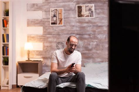 男人晚上穿着舒适的睡衣在看高清图片下载-正版图片503866801-摄图网