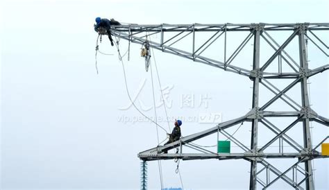广西柳州：电力“蜘蛛人”高空施工忙-人民图片网