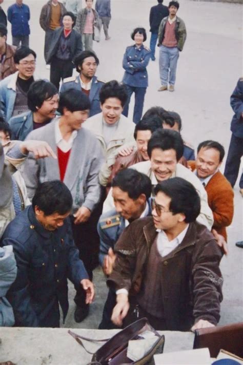 老照片：上世纪九十年代云南工商干部，穿着朴素，深入基层搞调研_凤凰网