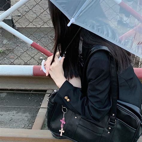 淋雨非主流头像