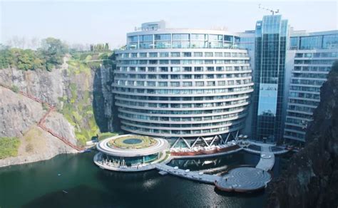 上海佘山世茂深坑酒店开业：施工超过12年 创造40多项业界专利_崖壁