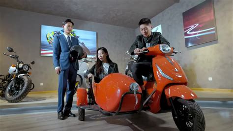 青年挑选摩托车—高清视频下载、购买_视觉中国视频素材中心