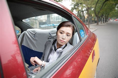 交通方式户外水平构图青年女人坐出租车高清图片下载-正版图片501943003-摄图网