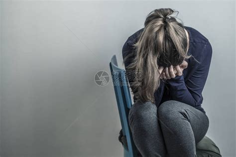 抑郁症与一个女人一个悲伤的女孩坐在房间高清图片下载-正版图片505535724-摄图网