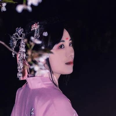 古风女生拿灯头像图片