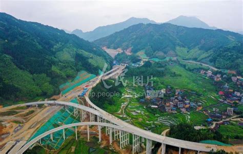 广西融水：高速公路建设忙-人民图片网