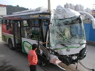 公交司机疲劳驾驶酿车祸 造成1人死亡30人受伤_新闻中心_新浪网