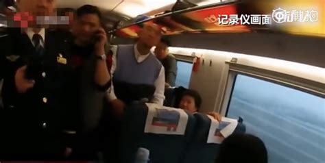 网友乘坐高铁偶遇汪峰 与小粉丝玩自拍尽显亲和_凤凰网