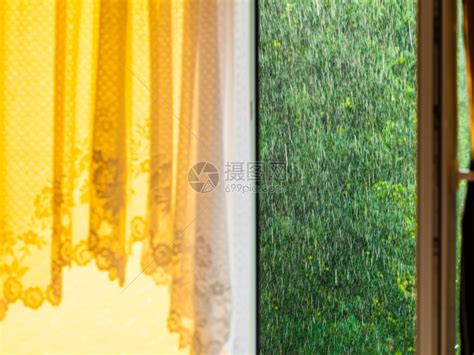 窗外的夏季雨水滴在玻璃窗上高清图片下载-正版图片303992066-摄图网