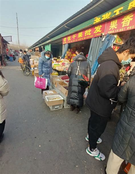 邢台123：周末，襄都路南头的水果批发市场生意异常火爆