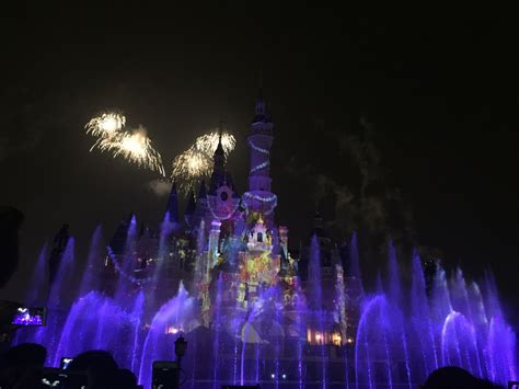 4月8日，上海迪士尼乐园烟花秀上新！开幕版“夜光幻影秀”开启倒计时20天 - 封面新闻