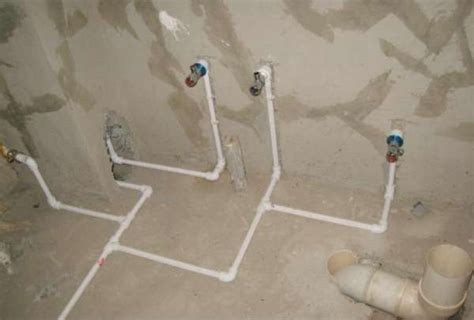 卫生间冷热水管安装尺寸实物图 开槽时需检查槽的深度冷热水管
