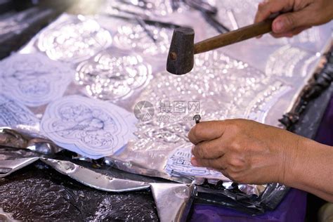 银器制作工匠将复杂的图画雕刻成用于银器的银或铝清迈WuaLai路上的银高清图片下载-正版图片506646505-摄图网