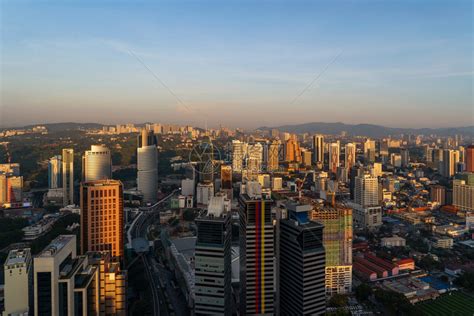 马来西亚吉隆坡市中心空景象亚洲智能城市的金融区和商业中心日落时天梯和高楼建筑高清图片下载-正版图片304743893-摄图网