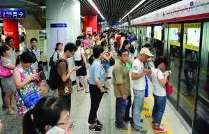 中国式乘地铁加塞、硬挤 南京人大多数候车区自觉排队_江苏频道_凤凰网