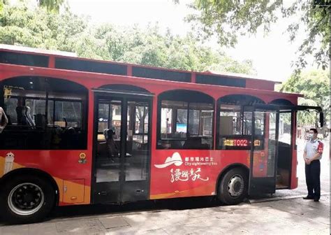 重庆公交车尾装“红绿灯” 网友：建议全国推广