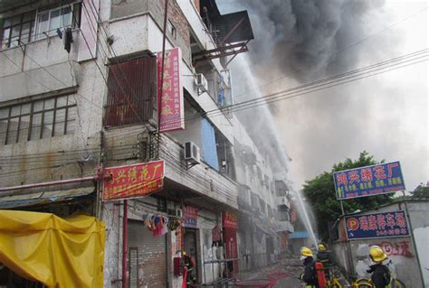广州海珠区一制衣厂大火 共出动25辆消防车扑救