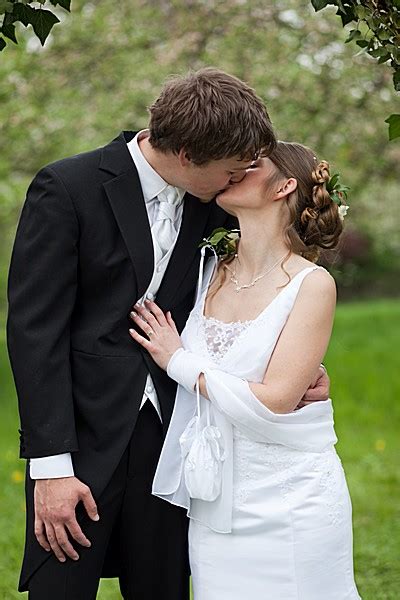 亲密亲吻的新婚夫妻高清图片下载 高清图片下载-找素材网