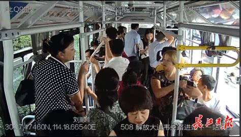 视频：男子推公交司机10多次，踹门8次，砸门3次…只因为这个原因_深圳新闻网