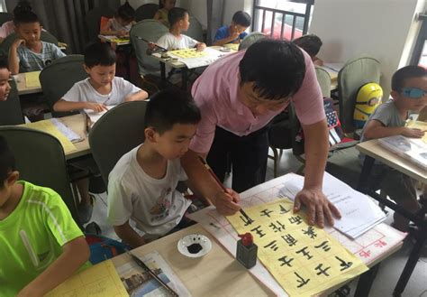 我校从2017年开始把软笔书法纳入课堂教学当中。_北京房山少林寺文武学校