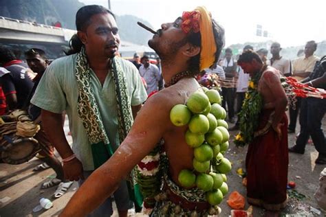 印度大壶节（Kumbh Mela）：数百万信徒沐浴净身