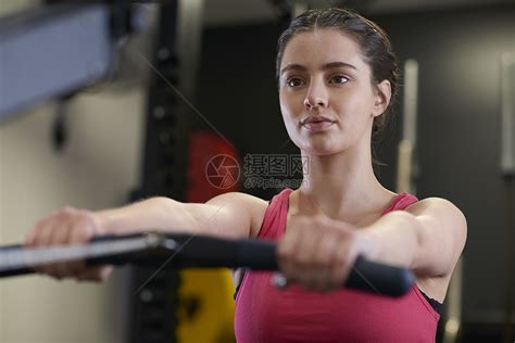中年女性健身房运动减肥高清图片下载-正版图片502167740-摄图网